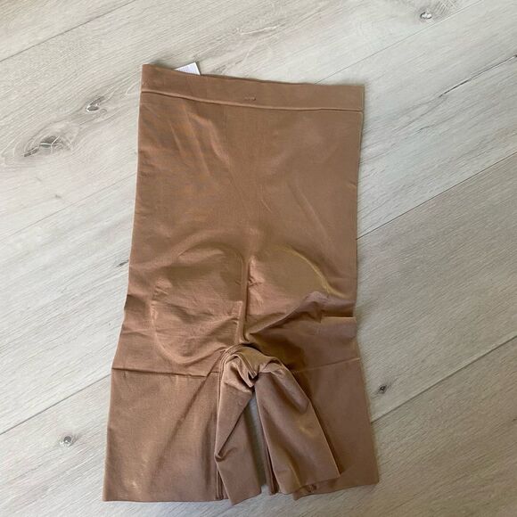 Spanx OnCore High Waist Mid-Thigh Shorts Caf Au Lait S Nwot never worn - Picture 12 of 13